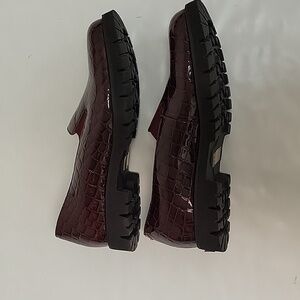 David Tate, women's burgundy faux crocodile leather loafers sz 5.5 - 6. NWOT